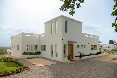 a white house with a driveway at Vistas Galeras in Madama