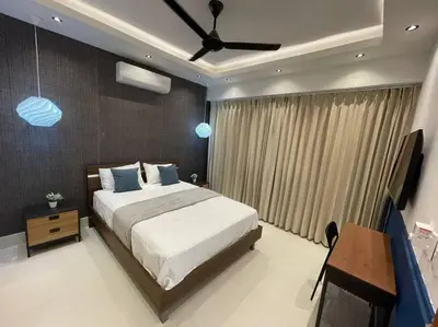 a bedroom with a bed and a ceiling fan at Departamento de lujo en Santo Domingo in Santo Domingo