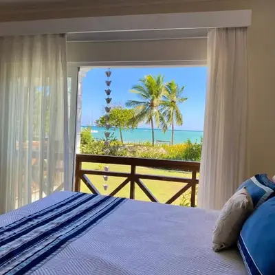 Blue View Beachfront Apartment with Ocean View