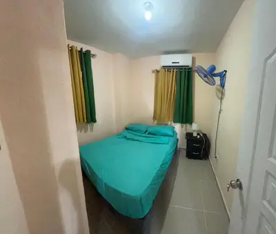 a small bedroom with a green bed in a room at Tu casa los frailes 2da in La Alianza