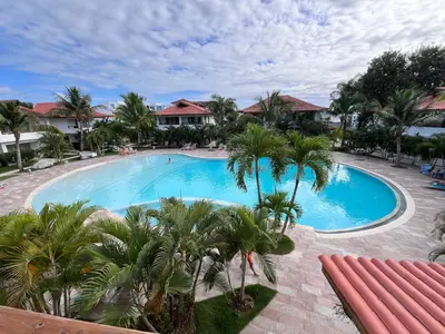 an overhead view of a swimming pool with palm trees at Residencial Paraíso A101 in Bayahibe