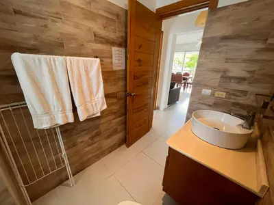 a bathroom with a sink and a counter with a mirror at Residencial Paraíso A101 in Bayahibe