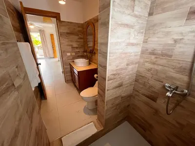 a bathroom with a toilet and a sink at Residencial Paraíso A101 in Bayahibe