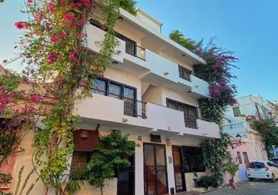 a building with flowers on the side of it at Casa La Maria Zona Colonial in Santo Domingo