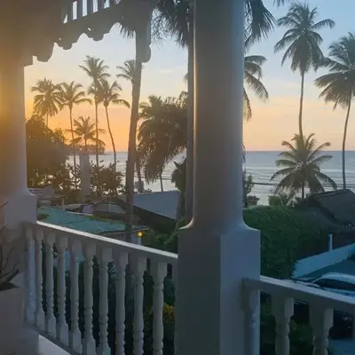 Beachfront Unit with Stunning Sunsets and Starlink Internet !