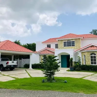 Hermosa villa en metro country club Juan dolio