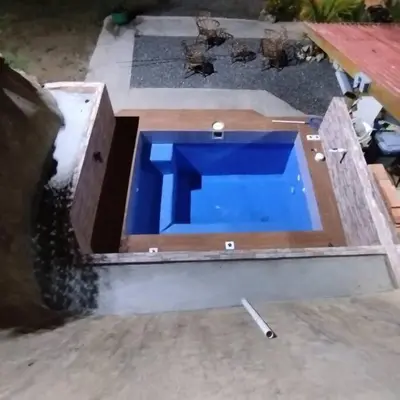 a swimming pool in a wooden box with a blue water at Estancia La Esperanza in Jarabacoa