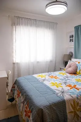 a bedroom with a bed with a blue and yellow blanket at Europeo tropical in La Javilla