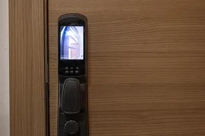 a cell phone sitting on a wooden door at Europeo tropical in La Javilla