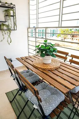 a wooden table and chairs with a potted plant on it at Europeo tropical in La Javilla