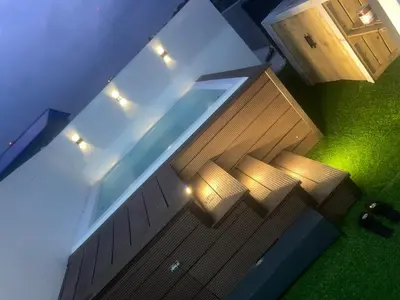 a hot tub in a room with green grass at Apartamento con terraza y jacuzzi privado in Santo Domingo
