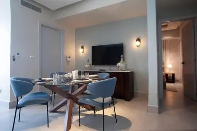 a dining room with a table and chairs and a television at Apartamento de 2H en el Centro de la Ciudad in Santo Domingo