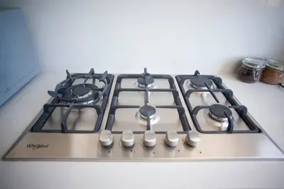 a stove top with four burners on a counter at Apartamento de 2H en el Centro de la Ciudad in Santo Domingo