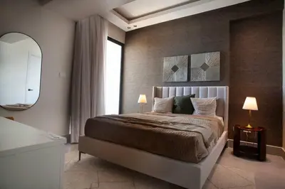 a bedroom with a large bed and a mirror at Apartamento de 2H en el Centro de la Ciudad in Santo Domingo