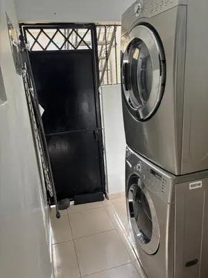 a washer and a dryer in a room at Centrico con yacuzzi privado in Santiago de los Caballeros