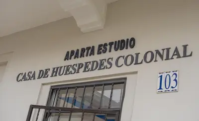 a sign on the side of a building at Casa de Huespedes Colonial in Santo Domingo