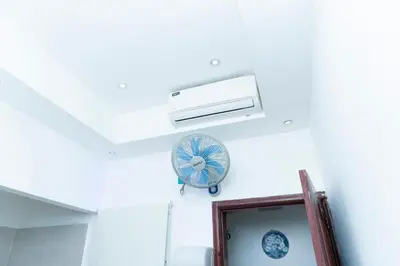 a room with a fan and a mirror at Casa de Huespedes Colonial in Santo Domingo