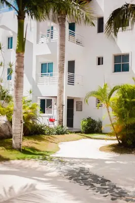 a tall white building with palm trees in front of it at 104 PL - Elegante y moderno, posición perfecta in La Laguna