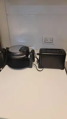 a modem and a clock sitting on a table at Klinda Luxury Home Apartament Mi Casa es tu Casa in Mendoza
