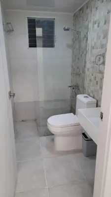 a bathroom with a toilet and a shower and a sink at Klinda Luxury Home Apartament Mi Casa es tu Casa in Mendoza