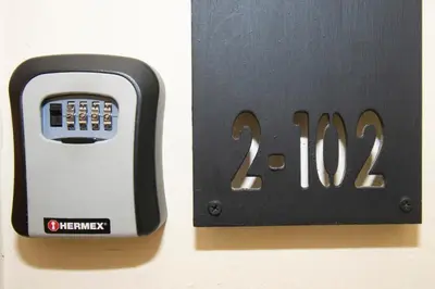 a digital clock on a wall with the number at Apto en Casa de Campo en Los Altos 2 in La Romana