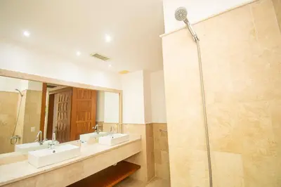 a bathroom with two sinks and a shower at Apto en Casa de Campo en Los Altos 2 in La Romana