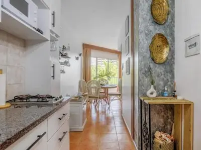 a kitchen with a counter and a table with chairs at Estancia Nana apartamento vista al mar piscina WIFI cocina completa aire acondicionado Lavadora secadora in Juan Dolio