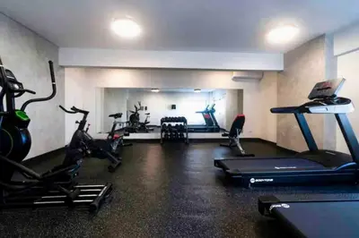 a gym with treadmills and exercise bikes in a room at Apartmento en el corazón de la ciudad con piscina infinita y vista al mar in Santo Domingo