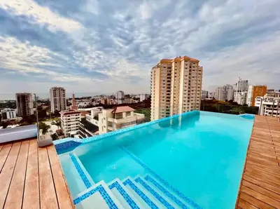 a large swimming pool on the roof of a building at Apartmento en el corazón de la ciudad con piscina infinita y vista al mar in Santo Domingo
