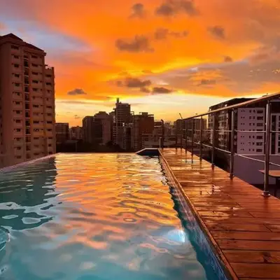 Apartmento en el corazón de la ciudad con piscina infinita y vista al mar