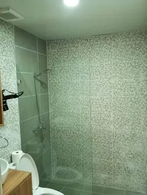 a bathroom with a shower and a toilet and a sink at Acogedor y exclusivo Apt en el gran Santo Domingo in Santo Domingo