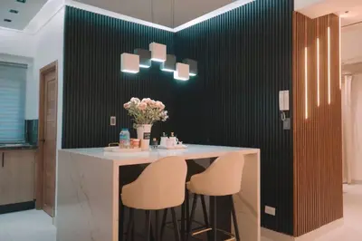 a kitchen with a counter with two stools at Acogedor y exclusivo Apt en el gran Santo Domingo in Santo Domingo