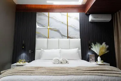 a bedroom with a large bed with two towels on it at Acogedor y exclusivo Apt en el gran Santo Domingo in Santo Domingo