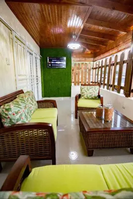 a living room with couches and a coffee table at Lujoso y confortable apartamento en Santo Domingo in Santo Domingo