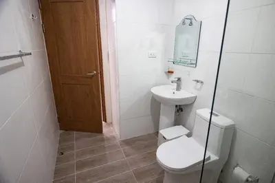a bathroom with a toilet and a sink at Lujoso y confortable apartamento en Santo Domingo in Santo Domingo