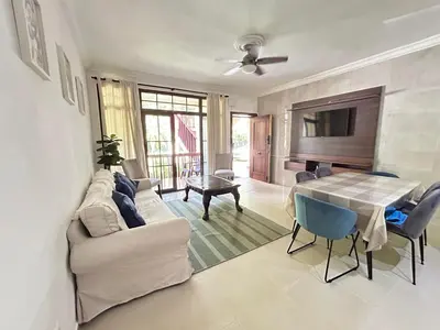 a living room with a couch and a table at Disfruta momentos inolvidables in Santo Domingo