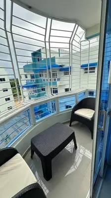 a hospital room with a bench and a chair at Hospedaje Lujoso en Boca Chica in Santo Domingo