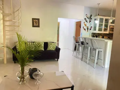 a living room with a couch and a table at Casa de adela in Cruce de Veragua