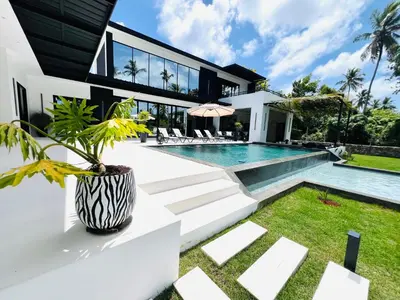 a villa with a swimming pool and a yard at Casa B&W, Villa luxueuse Exceptionnelle, 8 personnes, à 1 min de la plage in Las Galeras