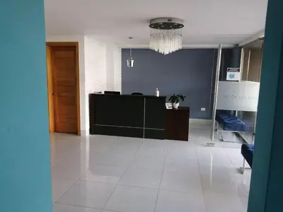 a living room with a black counter and a room at Hermoso Apartamento cerca de la playa, Restaurantes, Supermercados, Restaurantes, Aeropuertos, parqueo gratis in Boca Chica