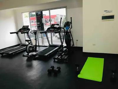 a gym with several tread machines in a room at Hermoso Apartamento cerca de la playa, Restaurantes, Supermercados, Restaurantes, Aeropuertos, parqueo gratis in Boca Chica