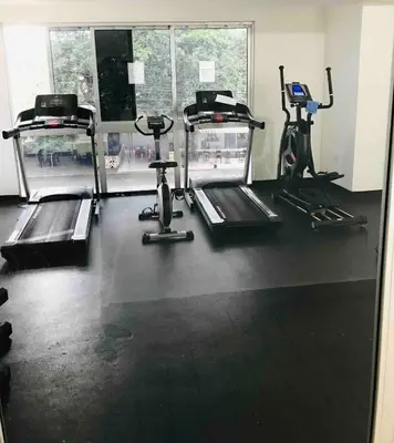 a gym with treadmills and ellipticals in a room at Hermoso Apartamento cerca de la playa, Restaurantes, Supermercados, Restaurantes, Aeropuertos, parqueo gratis in Boca Chica