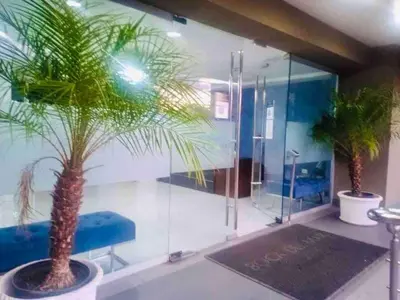 a bathroom with two palm trees and a shower at Hermoso Apartamento cerca de la playa, Restaurantes, Supermercados, Restaurantes, Aeropuertos, parqueo gratis in Boca Chica
