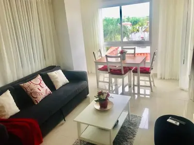 a living room with a couch and a table at Hermoso Apartamento cerca de la playa, Restaurantes, Supermercados, Restaurantes, Aeropuertos, parqueo gratis in Boca Chica