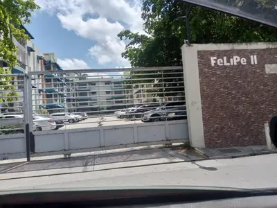 a bridge with cars parked in a parking lot at Hermoso apartamento in Santo Domingo