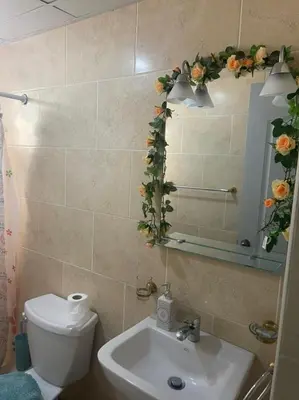 a bathroom with a sink and a toilet and a mirror at Hermoso apartamento in Santo Domingo