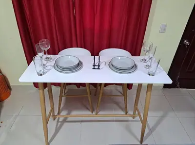 a white table with plates and wine glasses on it at Encantador Apartamento Pequeño in Hornillo