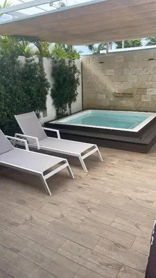 a pair of chairs and a swimming pool at Residencial Cerro Mar in Los Tres Brazos