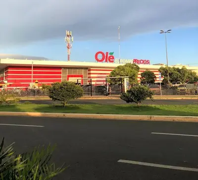 a fast food restaurant with a red and white building at Confortable Apto de relajación in Los Paredones