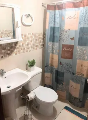 a bathroom with a toilet and a sink at Confortable Apto de relajación in Los Paredones
